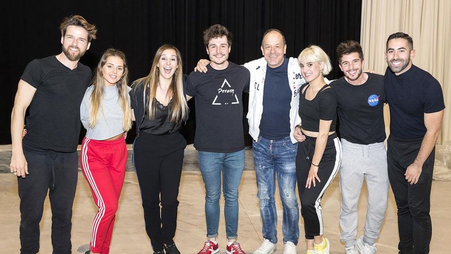Los directores musicales y de puesta en escena, con los artistas que actuarán en Eurovisión