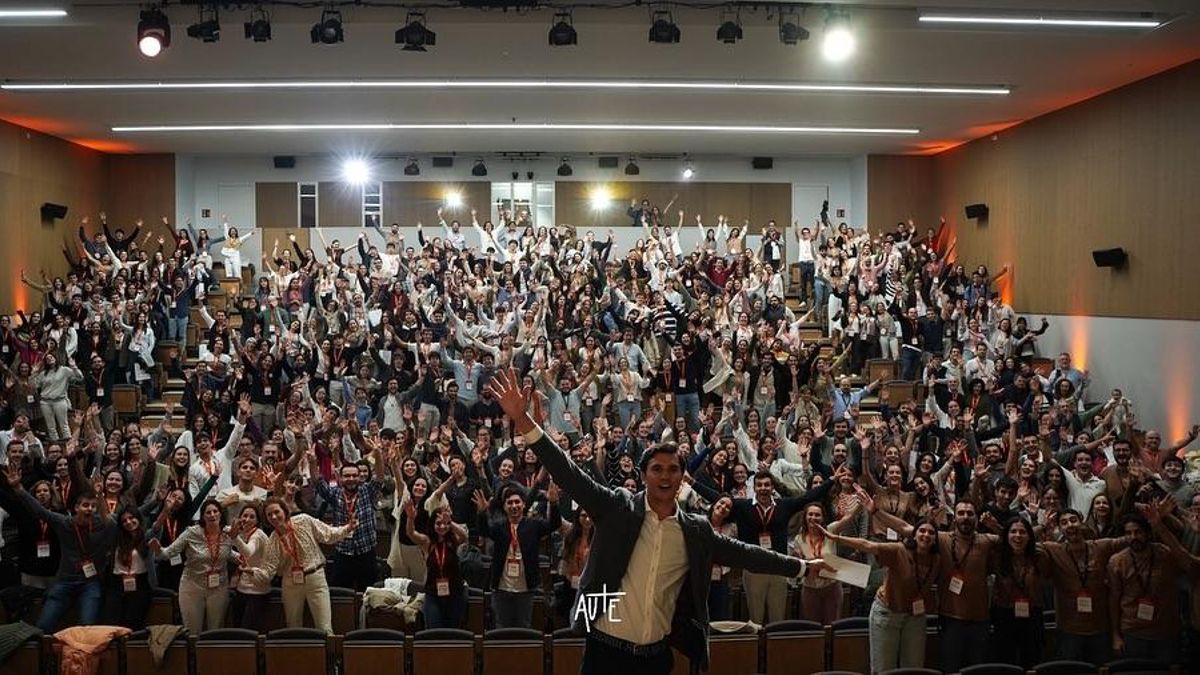 Viaje al fervor juvenil ultracatólico: redes sociales, 'tradwives' y la nueva ola pop-mística