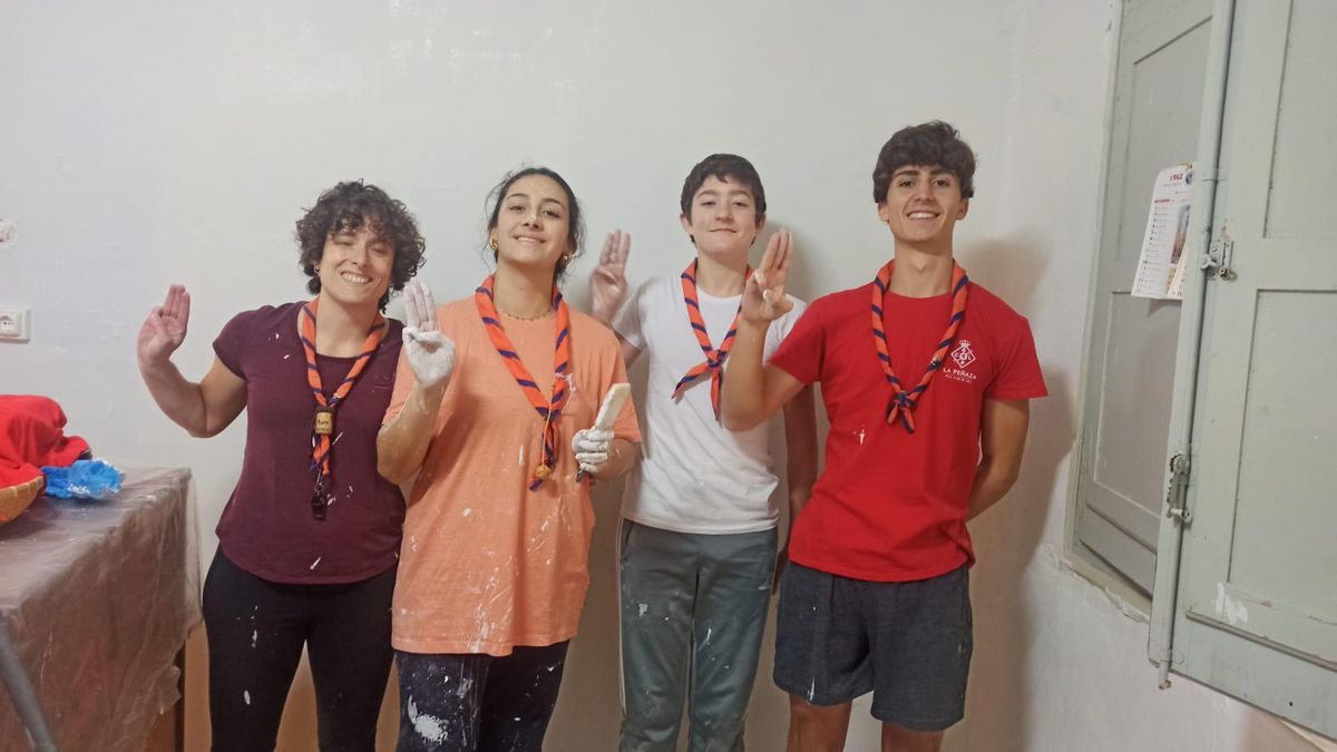 Rita Galán, a la izquierda, con tres de los jóvenes scouts.