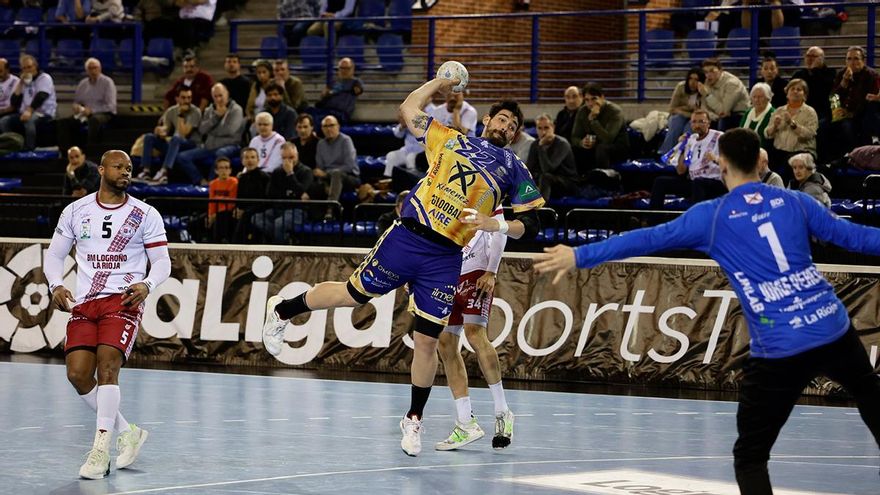 Lance del encuentro entre Ángel Ximénez y BM Logroño La Rioja