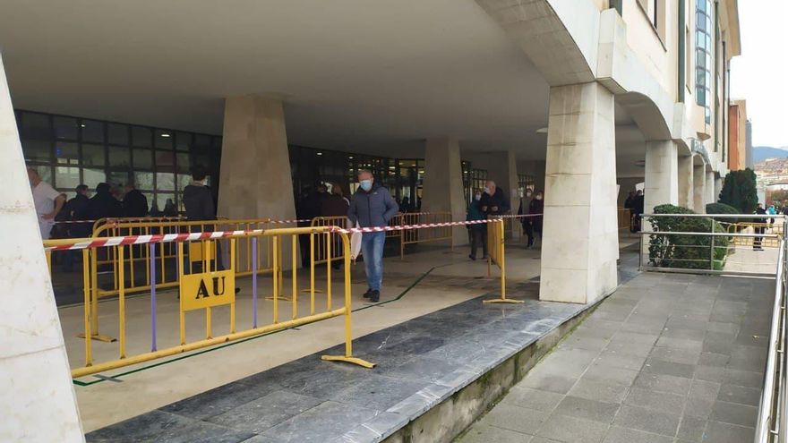 Varias personas acuden al hospital de Mondragón a someterse a una PCR