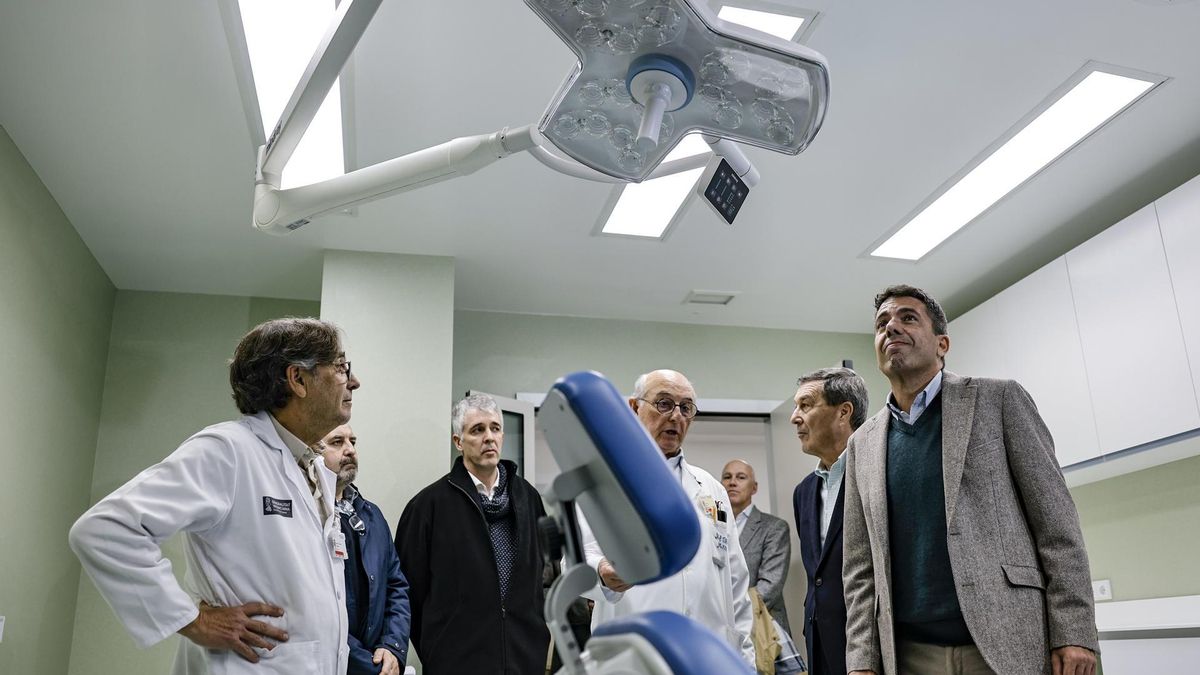 El presidente de la Generalitat, Carlos Mazón, visita el Hospital Clínico de Valencia.