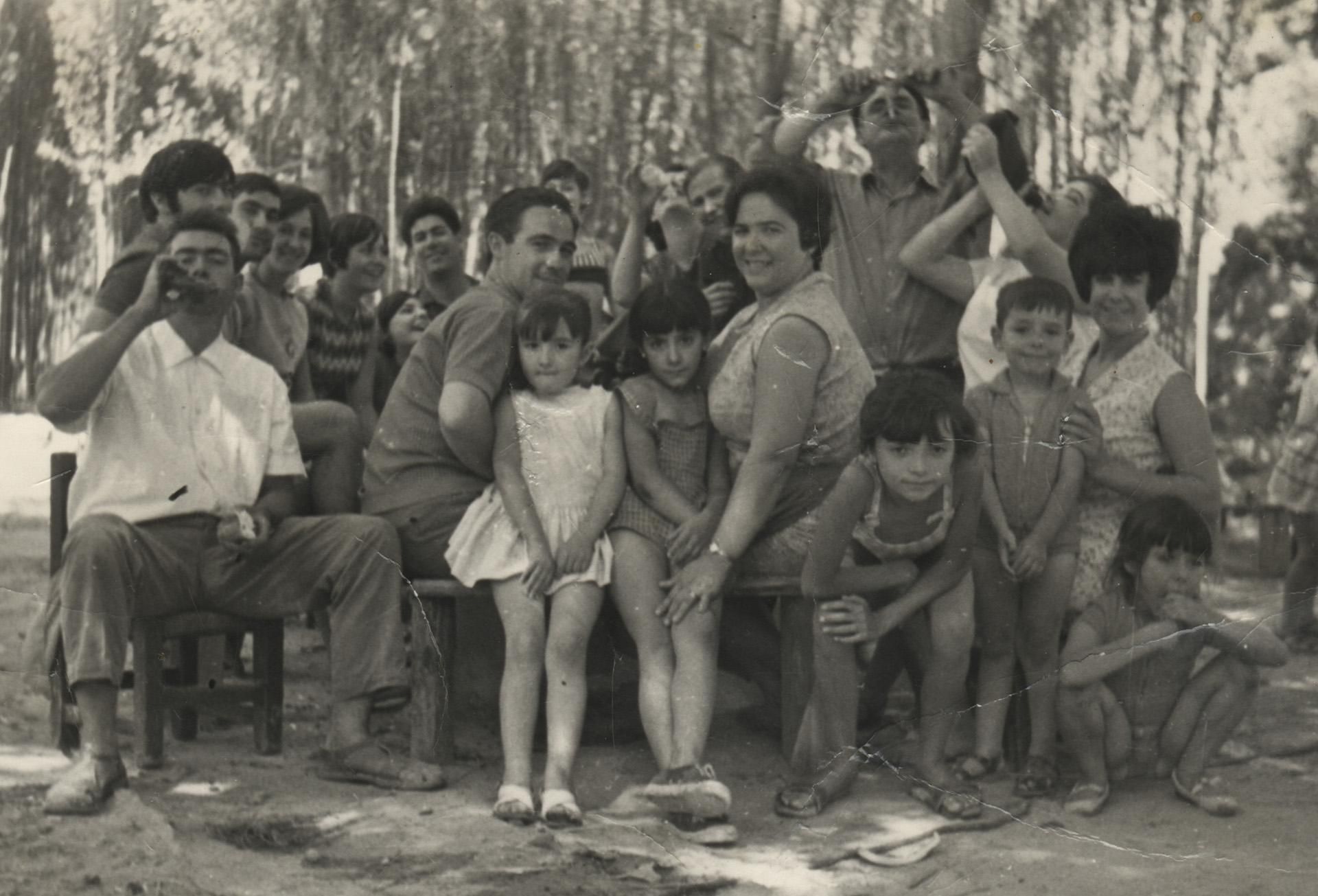 Grupo familiar comiendo en la ermita de San Antonio. Aliaguilla (Cuenca). Década de los 60. Fondo Los Legados de la Tierra. Archivo de la Imagen de Castilla-La Mancha.