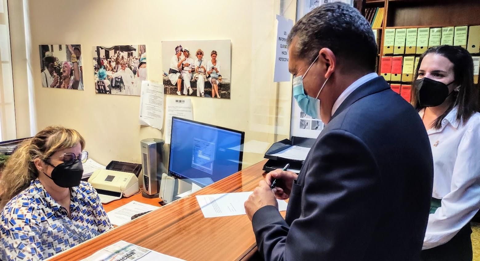 Juan José Cabrera, este viernes, al presentar su renuncia en el registro.