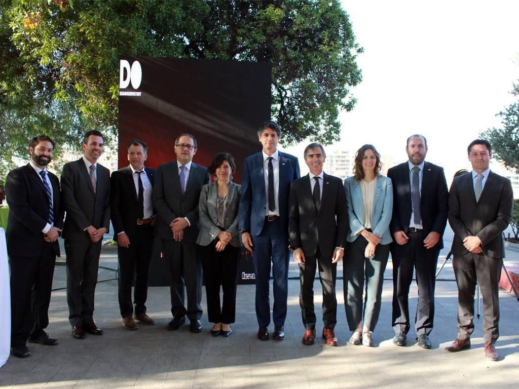 En abril de 2019 se anunció que AWS y la Universidad Adolfo Ibáñez serían los miembros fundadores de la Fundación Data Observatory. Al centro de la foto se ve a los entonces ministros de Economía, José Ramón Valente y de Ciencias, Andrés Couve, junto a Aisén Etcheverry y el ex rector de la UAI, Harald Beyer.