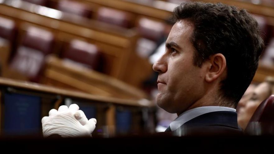 El secretario general del PP, Teodoro García Egea escucha al presidente del Gobierno, Pedro Sánchez, en el Congreso.