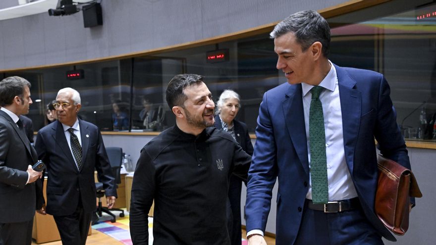 Archivo - El presidente de Ucrania, Volodimir Zelenski, y el presidente del Gobierno, Pedro Sánchez