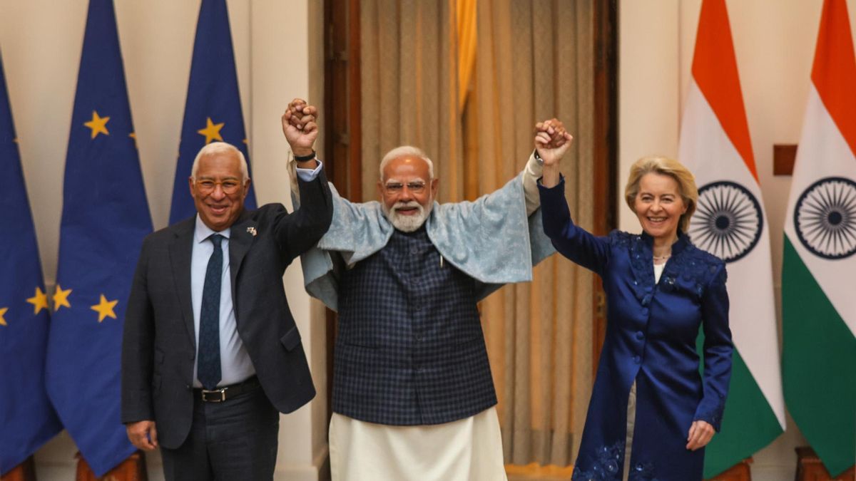 La presidenta de la Comisión Europea, Ursula von der Leyen (D), y el presidente del Consejo Europeo, Antonio Luis Santos da Costa (I), junto al primer ministro indio Narendra Modi (C) durante la firma del acuerdo comercial entre la India y la UE en Nueva Delhi, India, el 27 de enero de 2026.