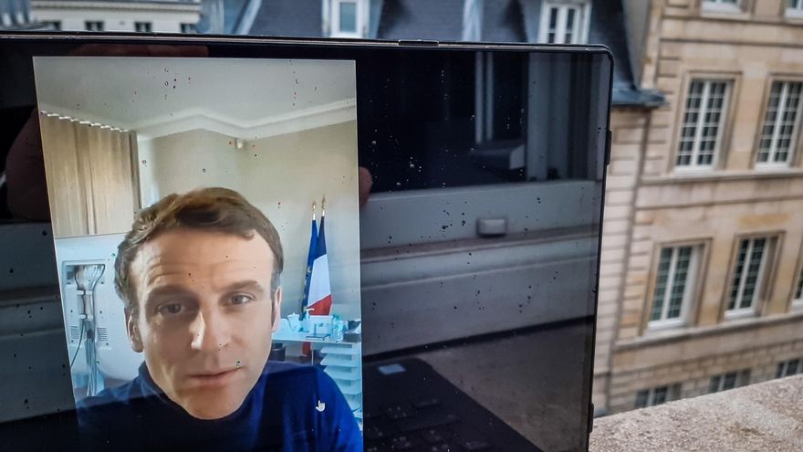 Paris (France), 19/12/2020.- View of of a PC screen as French President Emmanuel Macron speaks from the presidential residence of 'La Lanterne' on his Twitter account, in Versailles, near Paris, France, 19 December 2020. The Elysee Palace on 17 December 2020 announced French President Macron was tested positive for coronavirus Covid-19. Macron will stay in isolation but will continue to perform his duties. (Francia) EFE/EPA/CHRISTOPHE PETIT TESSON