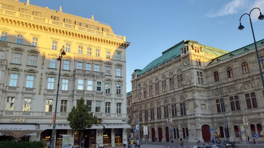 El hotel Sacher de viena, frente a la ópera. Uno de los escenarios importantes de 'La noche de plata'. Foto: Nina Eisterer.