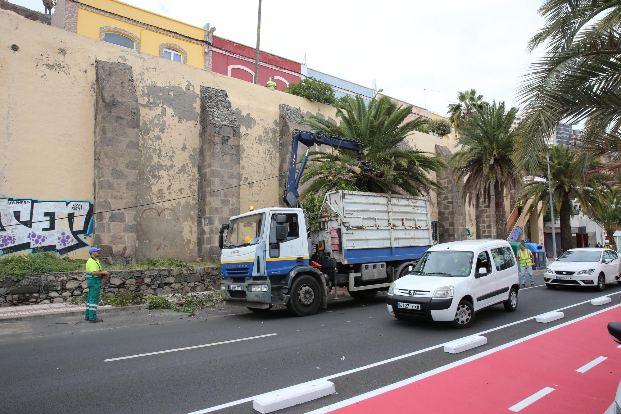 Así se encuentra el paseo de Chil tras el derrumbe de esta madrugada
