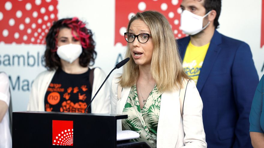 La diputada regional de Unidas Podemos Carolina Alonso (c) hace una declaración a la prensa en la Asamblea de Madrid, este martes, cuando arranca la XII Legislatura de la Cámara regional. EFE/Chema Moya