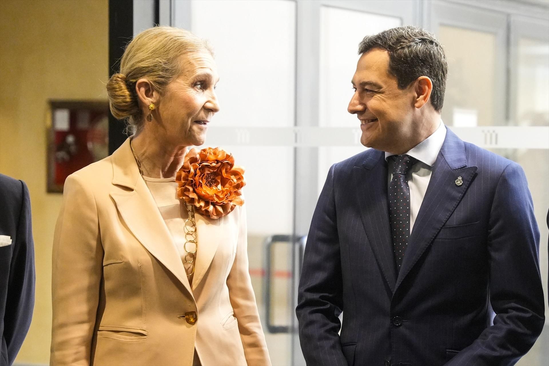 Juan Manuel Moreno, con la infanta Elena en el pregón taurino de Sevilla.