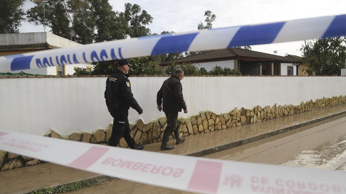 Policía nacional acompañando a parcelistas a sus casas