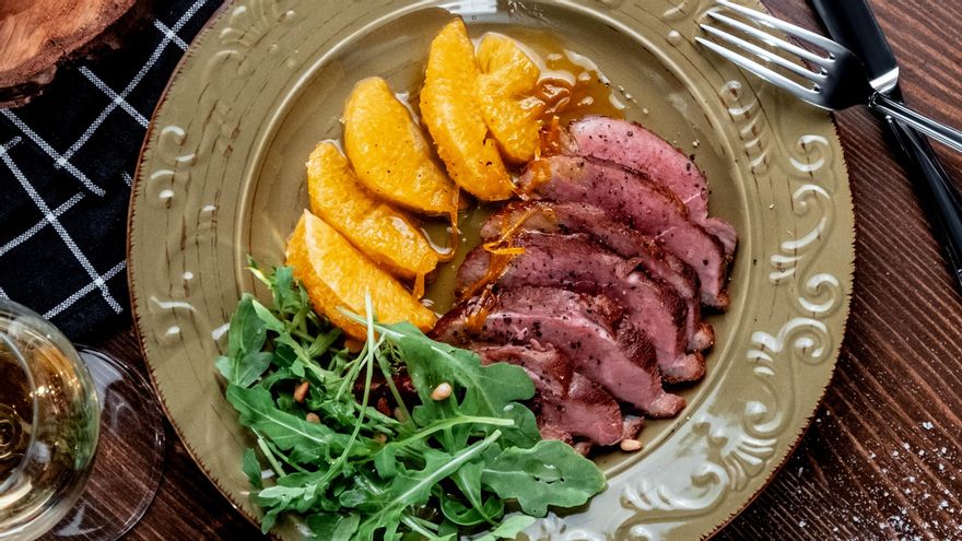 Rosbif con gajos de manzana y cebollas confitadas
