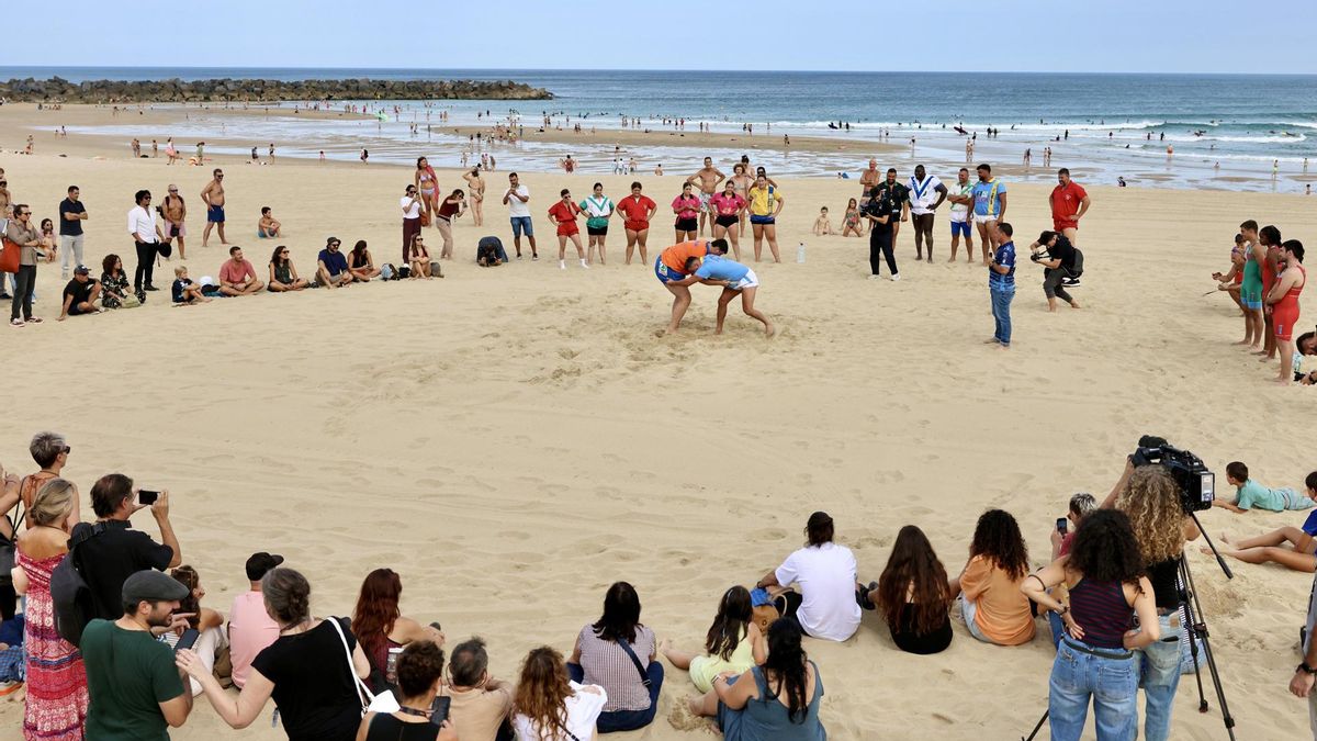 Exhibición de lucha canaria en la playa de la Zurriola, en San Sebastián