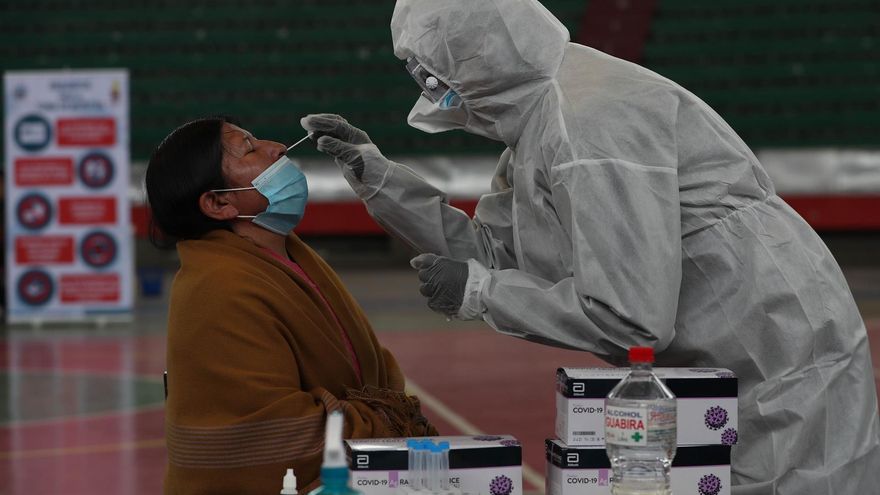 Un miembro del Sistema Departamental de Salud realiza una prueba de covid-19 a una persona en La Paz (Bolivia).