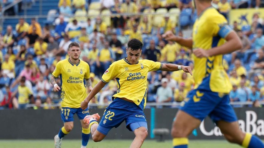 La UD Las Palmas tumba al líder con un trabajado triunfo por 3-1