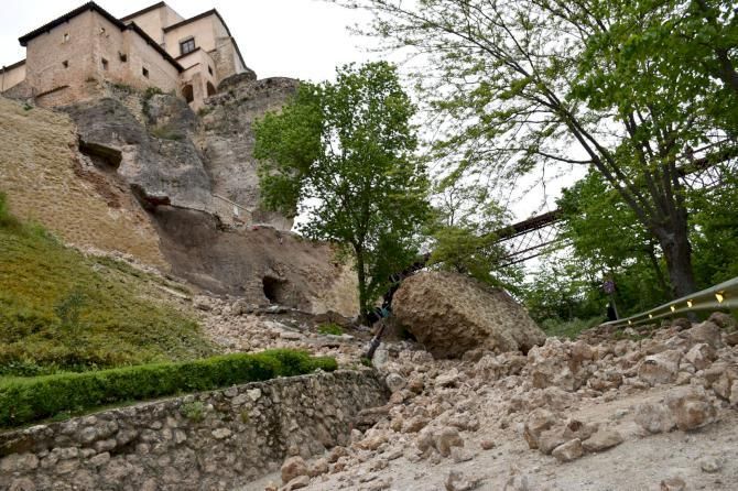 Derrumbe en una calle que da acceso a las Casas Colgadas de Cuenca