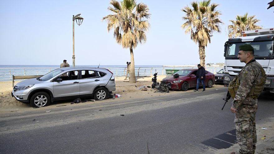 Soldados del ejército libanés inspeccionan el lugar de un ataque con drones israelíes en la playa pública de Ramlet Al Bayda, en Beirut.