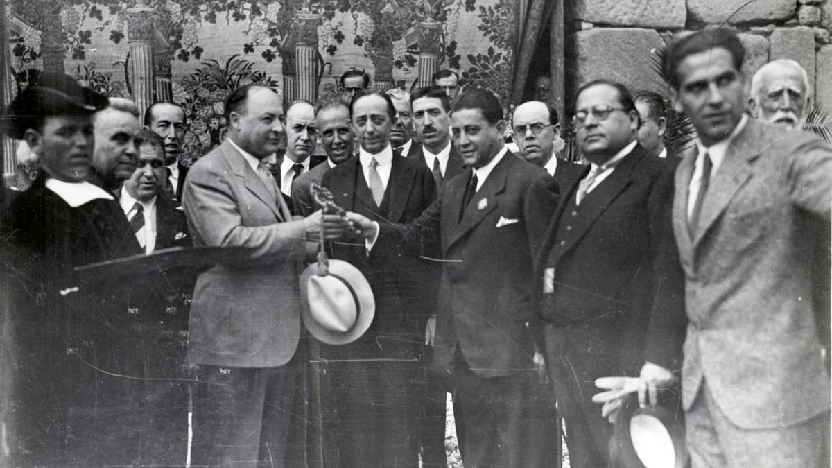 Perezagua entrega las llaves de la ciudad a los representantes de Toledo-Ohio con motivo del hermanamiento ratificado en 1934