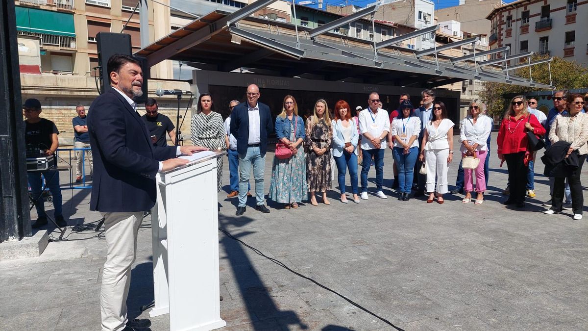 El alcalde de Alicante Luis Barcala (PP) durante el acto de homenaje a las víctimas del bombardeo.