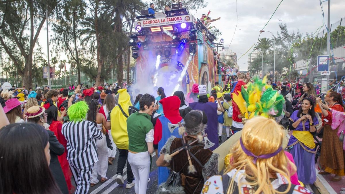 Séquito de la carroza de La Famosa a su paso por el Club Metropol.