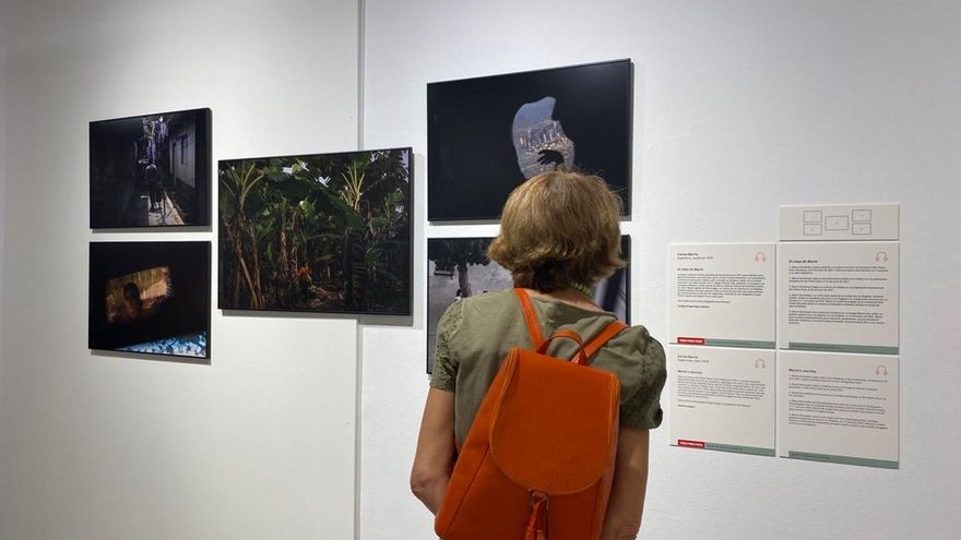 Una mujer admira las imágenes de la muestra 'World Press Photo' en Sevilla