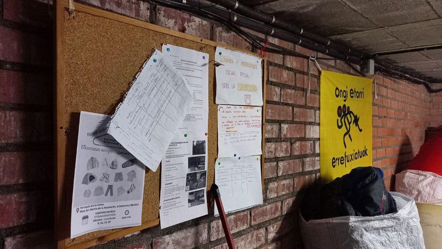 Carteles con información relativa al lavado de ropa, vacunas y dentista para las personas sin hogar