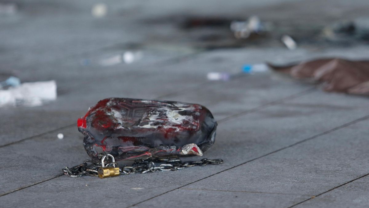 Bidón de gasolina usado por el hombre