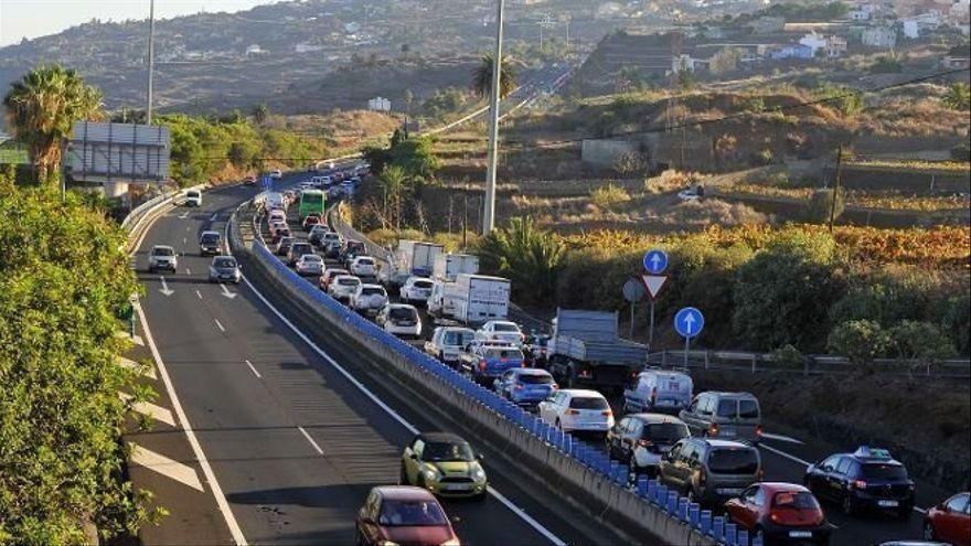 Colapso en la autopista del norte de Tenerife tras la colisión de varios vehículos