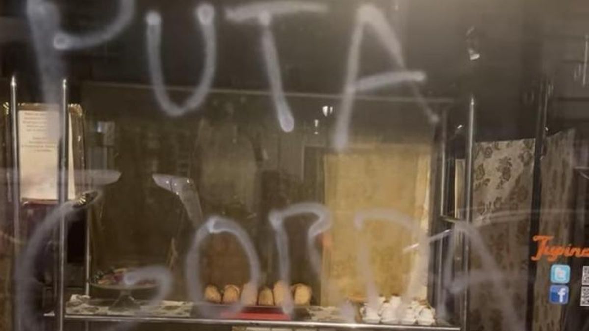Vandalismo e insultos en el escaparate de una pastelería de Logroño después de una reseña en Google
