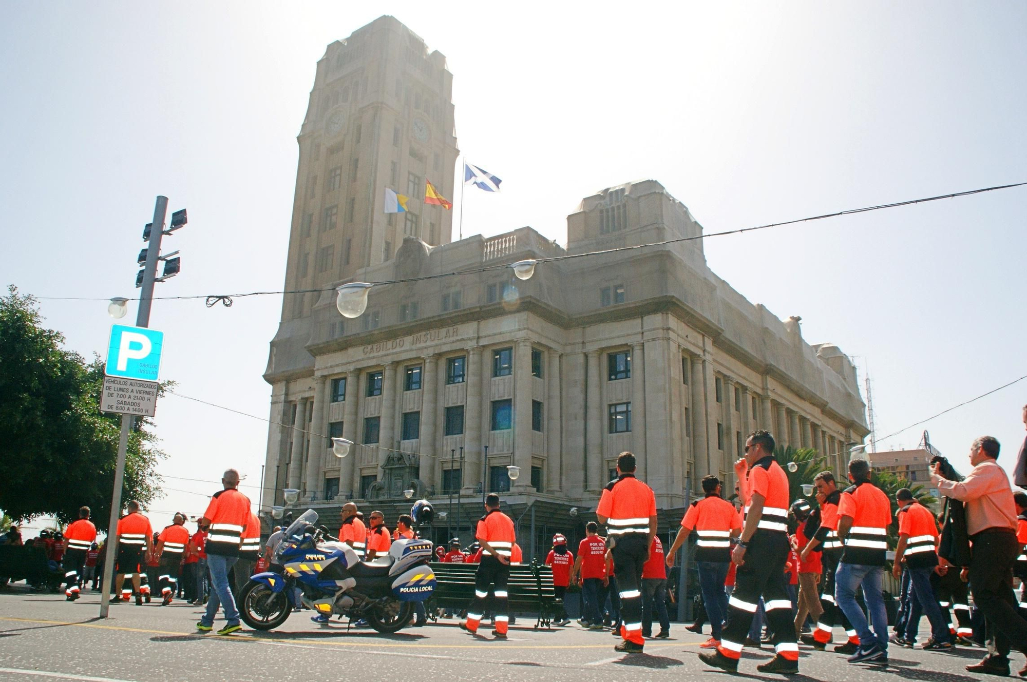 La protesta llega al Cabildo de Tenerife, donde se encienden bengalas y explotan petardos