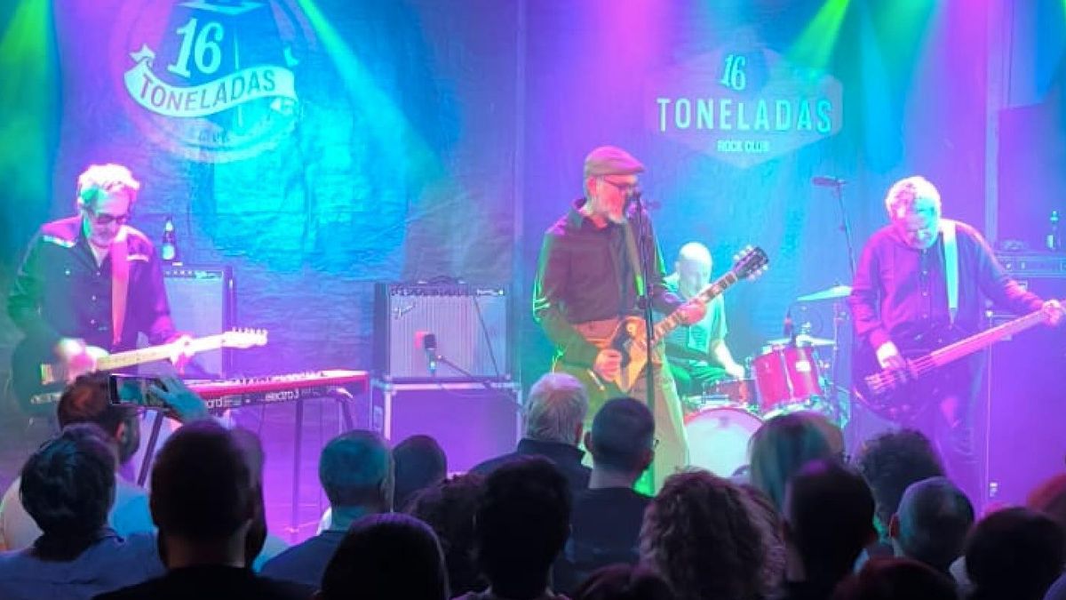 Gente abollada un domingo por la tarde: Surfin’ Bichos en el 16 Toneladas