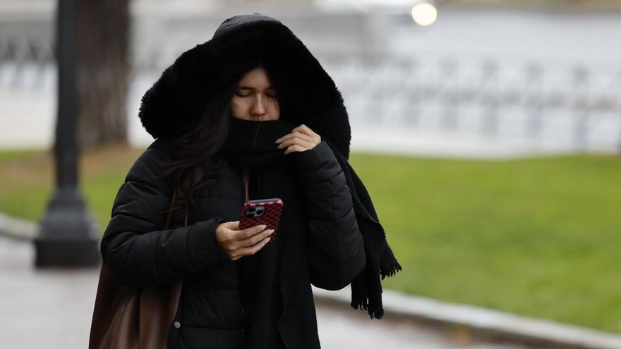 El termómetro vuelve a caer en Madrid este viernes y la capital amanecerá con apenas 10 grados