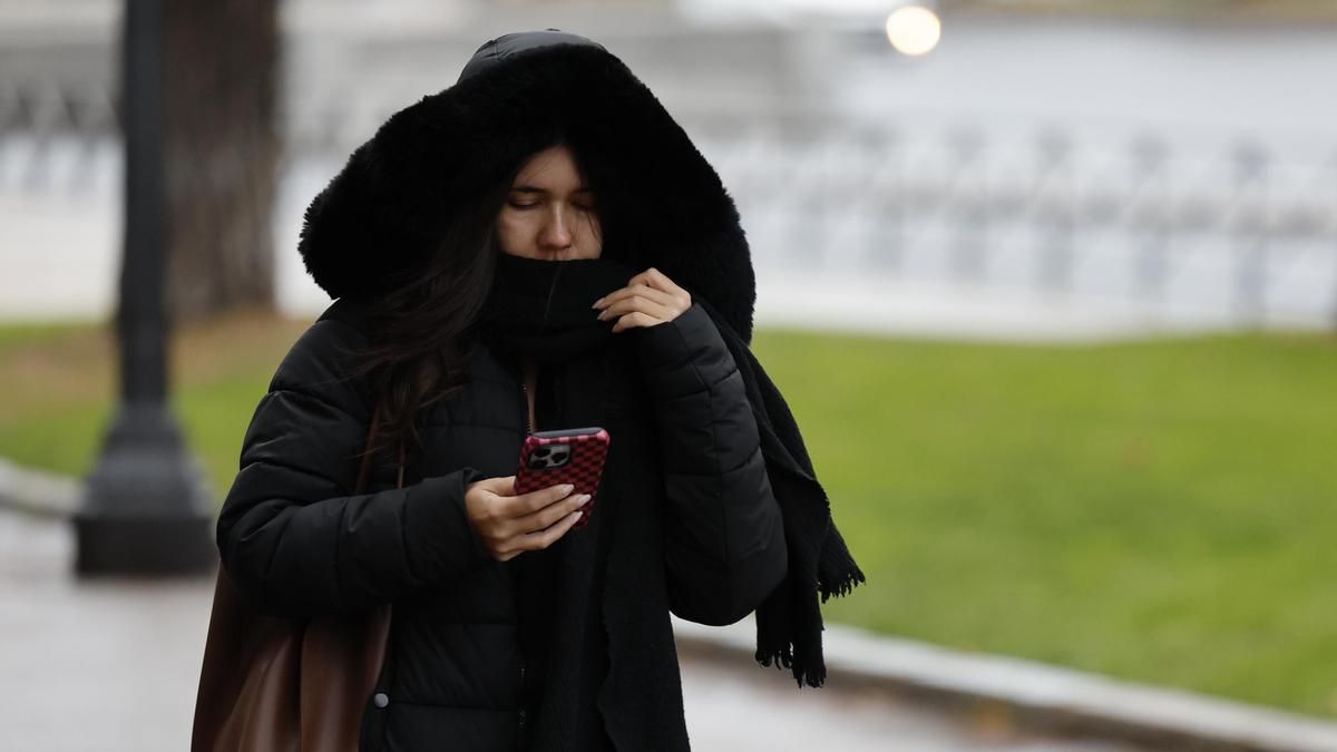 El termómetro vuelve a caer en Madrid este viernes y la capital amanecerá con apenas 10 grados