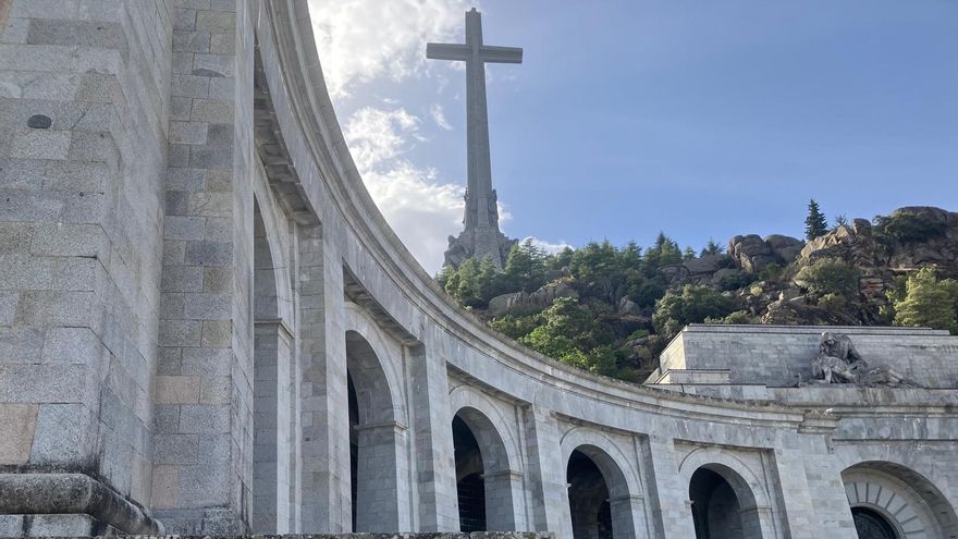 Vista lateral del Valle de Cuelgamuros y la cruz, de 152 metros de altura.