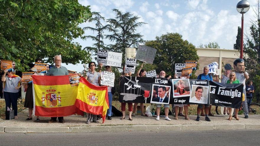Manifestantes concentrados ante el Palacio de la Moncloa.