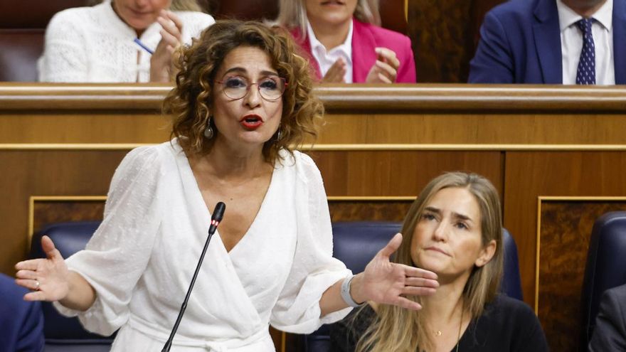 María Jesús Montero durante la sesión de control celebrada, este miércoles, en el Congreso de los Diputados.