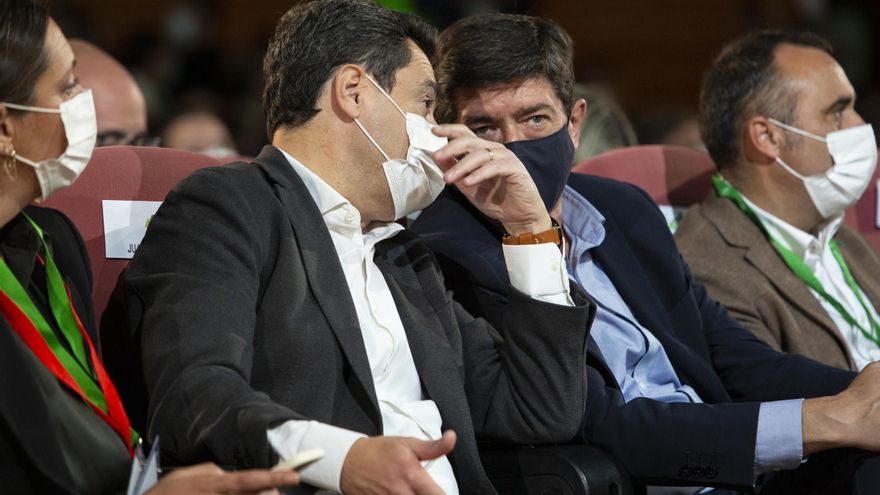 El  presidente de la Junta de Andalucía, Juanma Moreno (i), charla con el  coordinador de Ciudadanos (Cs) en Andalucía y vicepresidente de la Junta de Andalucía, Juan Marín (d) en el XVI Congreso Autonómico del PP Andaluz que se desarrollará este fin de s
