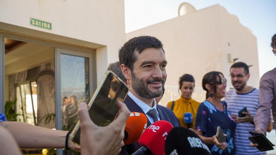 El ministro de Derechos Sociales, Consumo y Agenda 2030, Pablo Bustinduy, durante su viaje a Las Palmas.