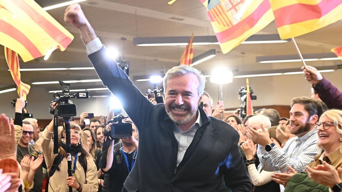 El candidato del PP, Jorge Azcón, durante la noche electoral