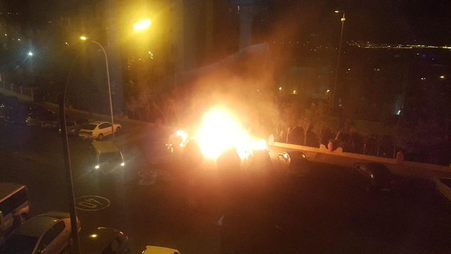 Incendio de cuatro vehículos en una calle de Jinámar, en Telde (Gran Canaria)