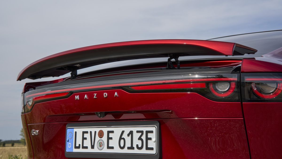El 'spoiler' desplegable en la trasera del Mazda 6e.