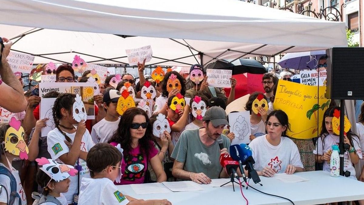 Rueda de prensa de familias del Indautxuko Eskola, en Bilbao, para informar sobre el calor en las aulas