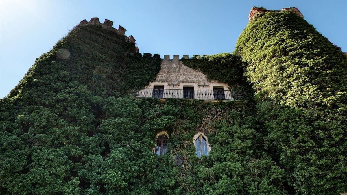 La imponente fortaleza, junto a la extensa vegetación que la oculta en buena parte, compone uno de los paisajes más bellos de la provincia