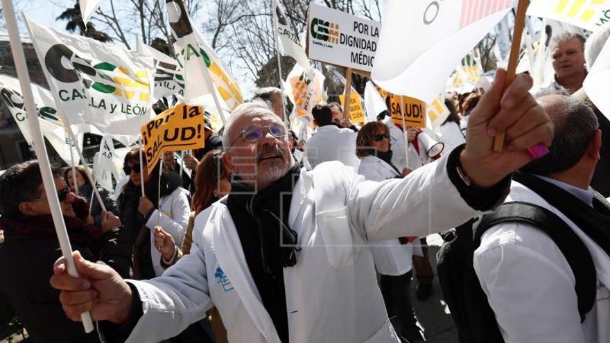 Cientos de médicos piden dignificar la profesión y revertir los recortes