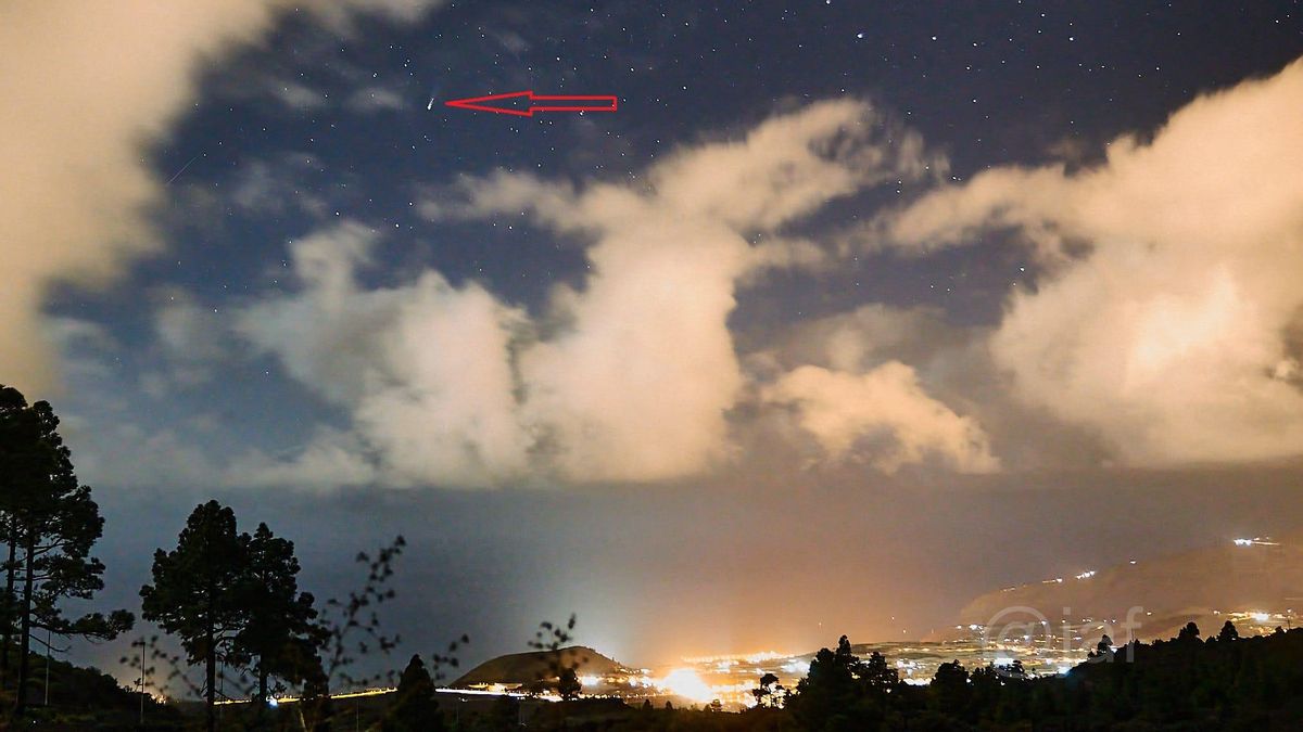 La flecha señala al cometa Lemmon. La imagen fue captada la semana pasada desde el Valle de Aridane.