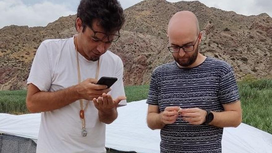 Jaime Cuevas (izquierda) y Aleix Eixea observan algunos de los restos arqueológicos aparecidos en la campaña de 2021.