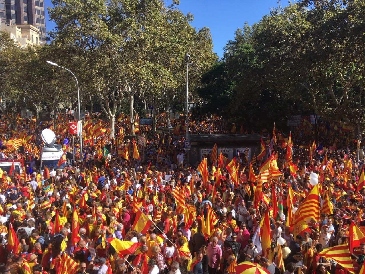 Miles de personas llenan las calles de Barcelona a favor de la unidad de España